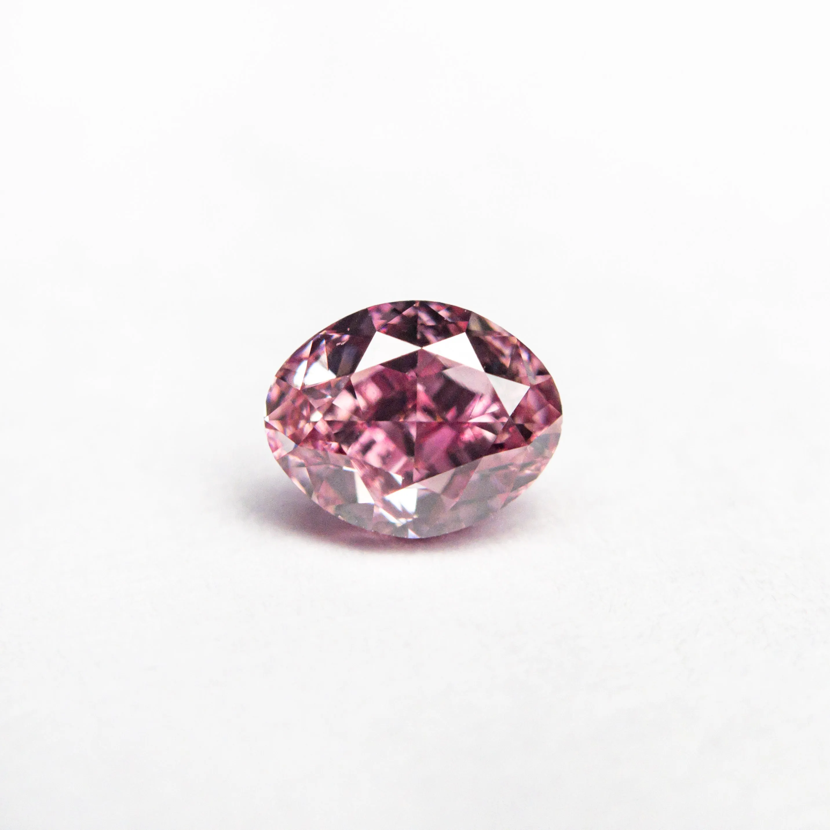 0.61ct 5.57x4.44x3.13mm GIA VS2 Fancy Vivid Purplish Pink Oval Brilliant  24137-01