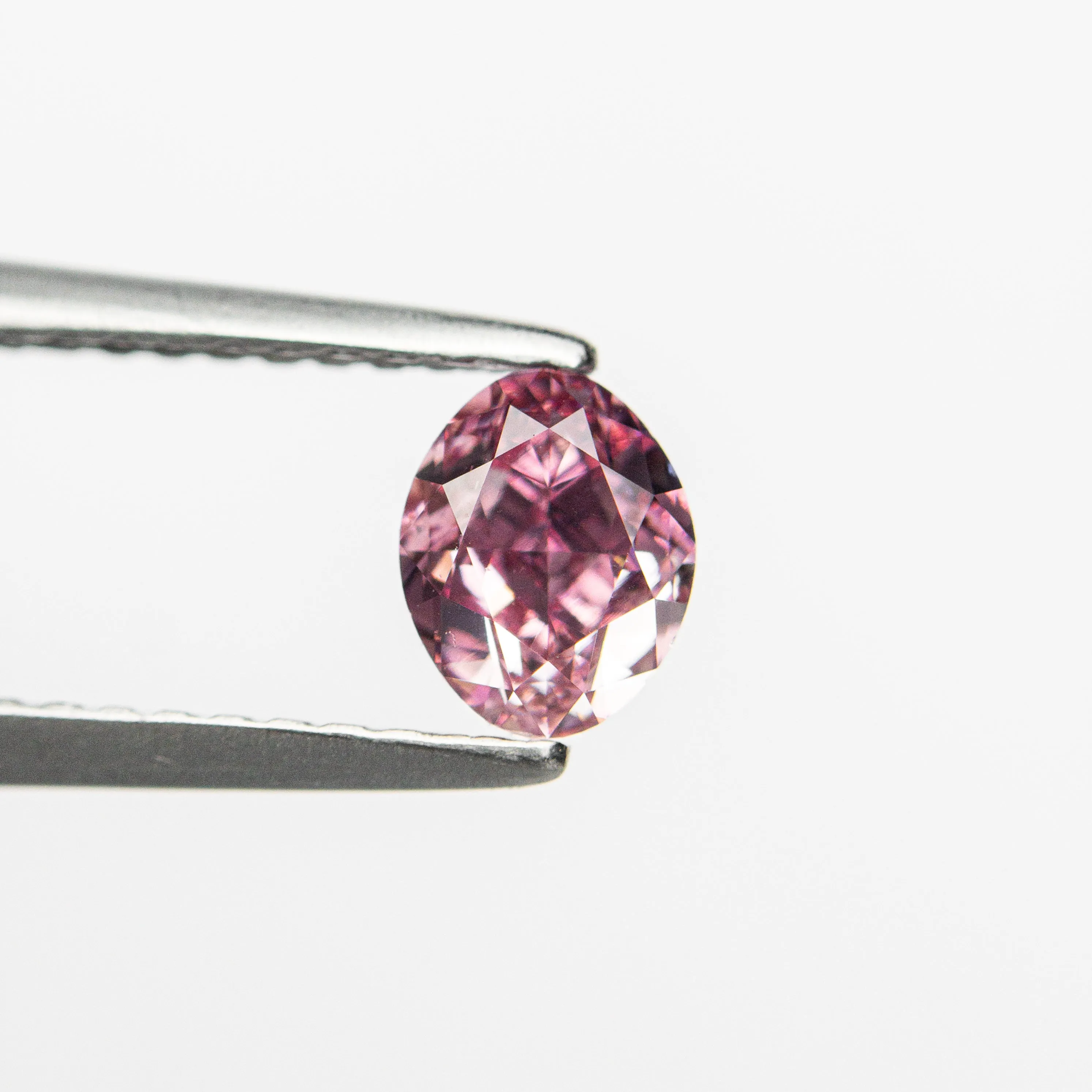 0.61ct 5.57x4.44x3.13mm GIA VS2 Fancy Vivid Purplish Pink Oval Brilliant  24137-01