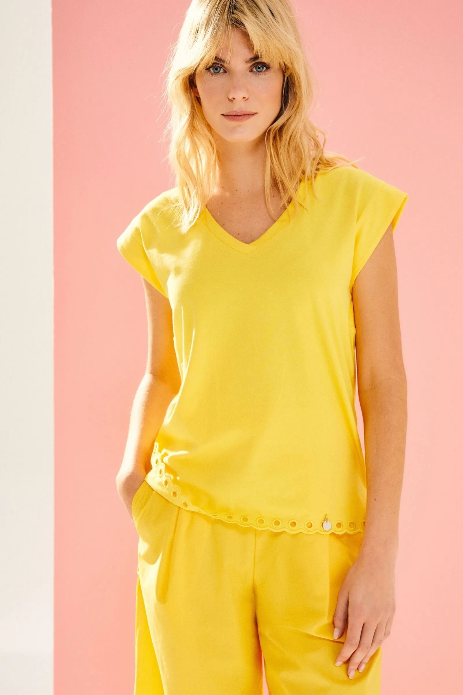 Camiseta amarilla escote pico troquelado