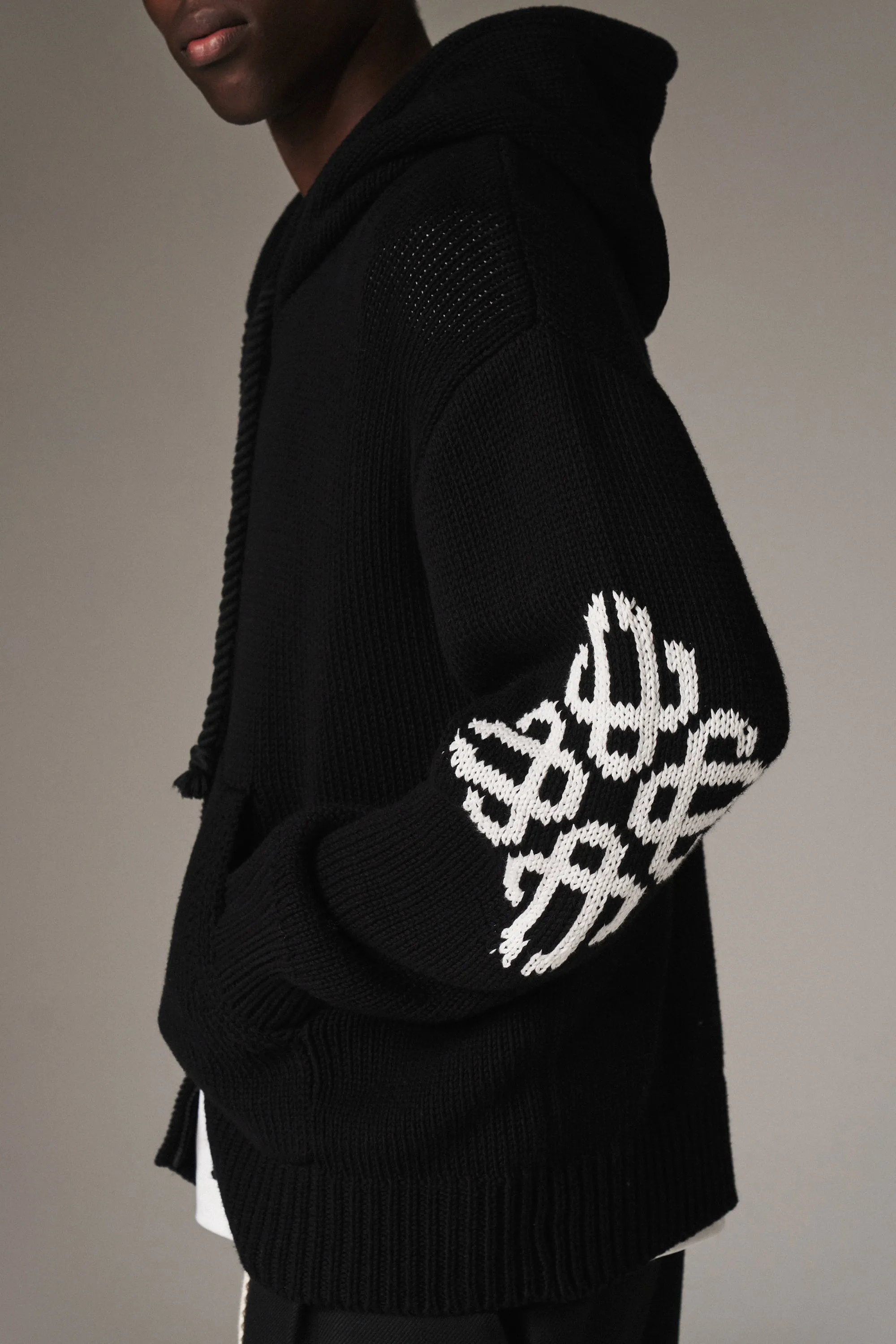 CHUNKY KNIT EMBLEM ZIP THROUGH HOODIE - BLACK