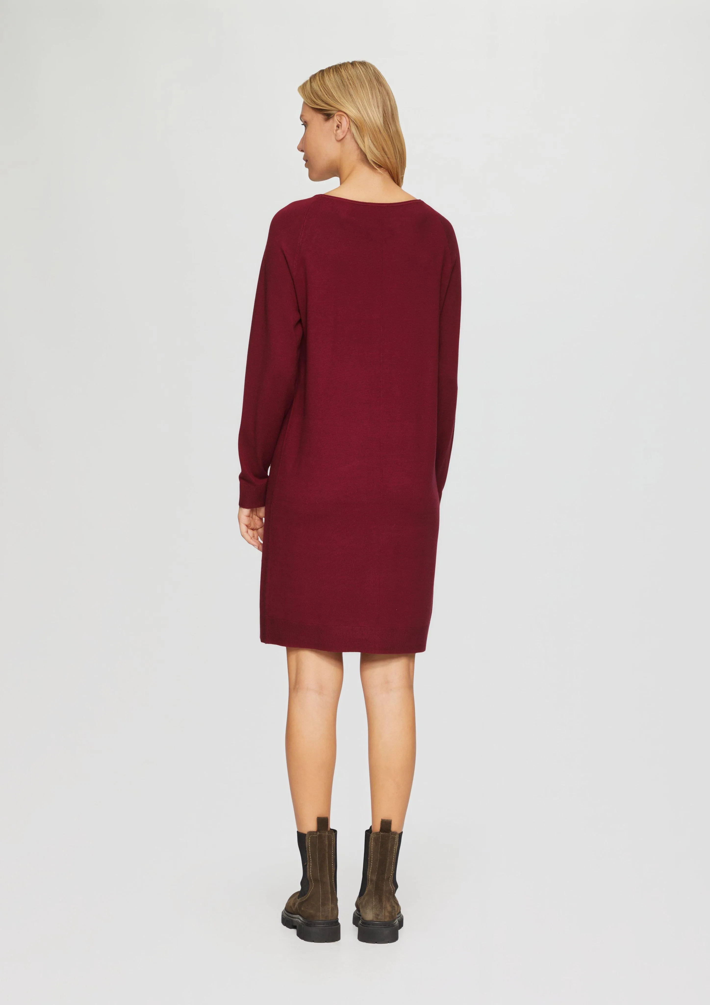 Fine knit dress with a bateau neckline