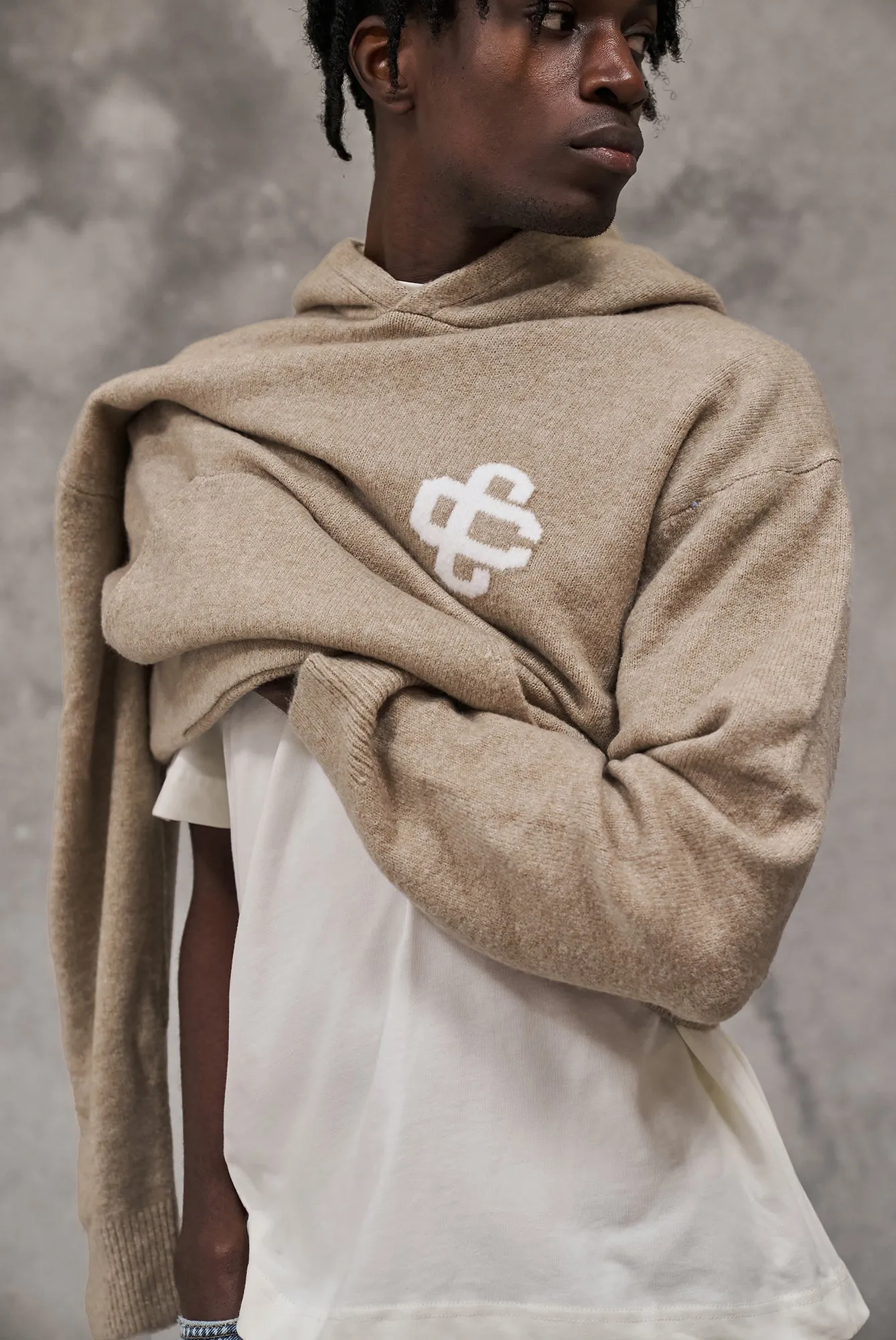 FLUFFY KNIT EMBLEM HOODIE - BEIGE