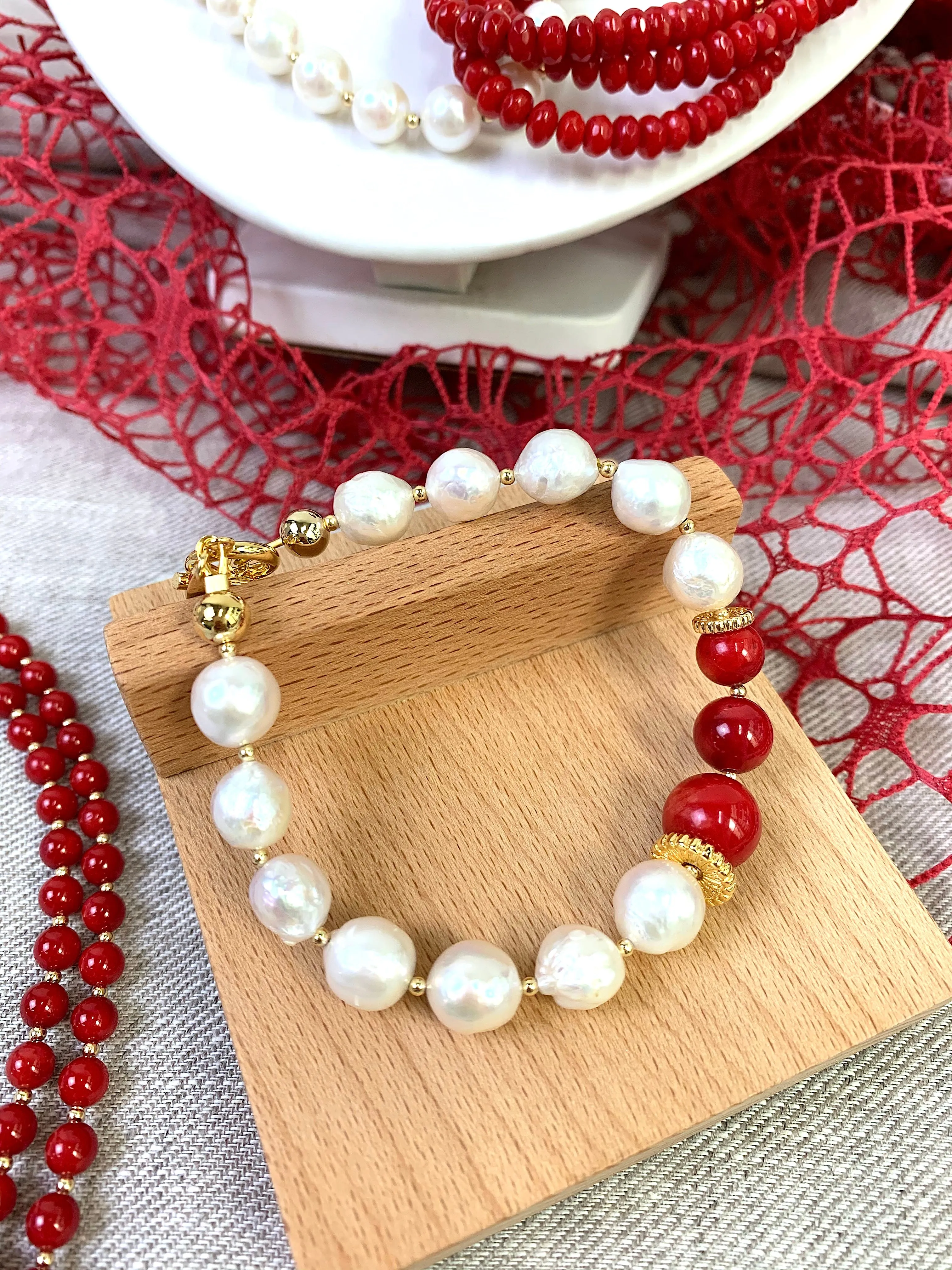 Freshwater Pearls with Red Coral Bracelet EB005