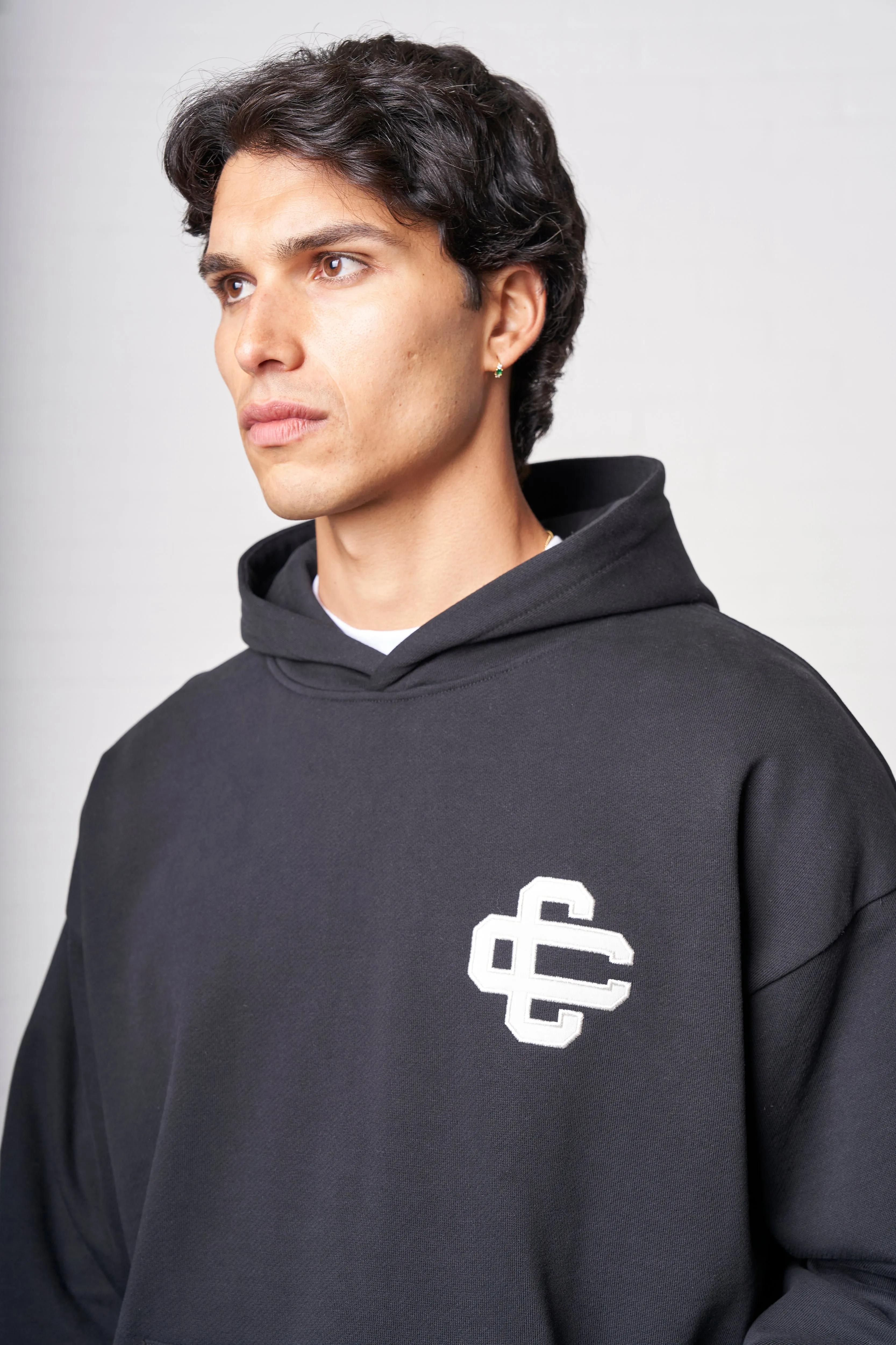 HEAVYWEIGHT APPLIQUE EMBLEM HOODIE - BLACK