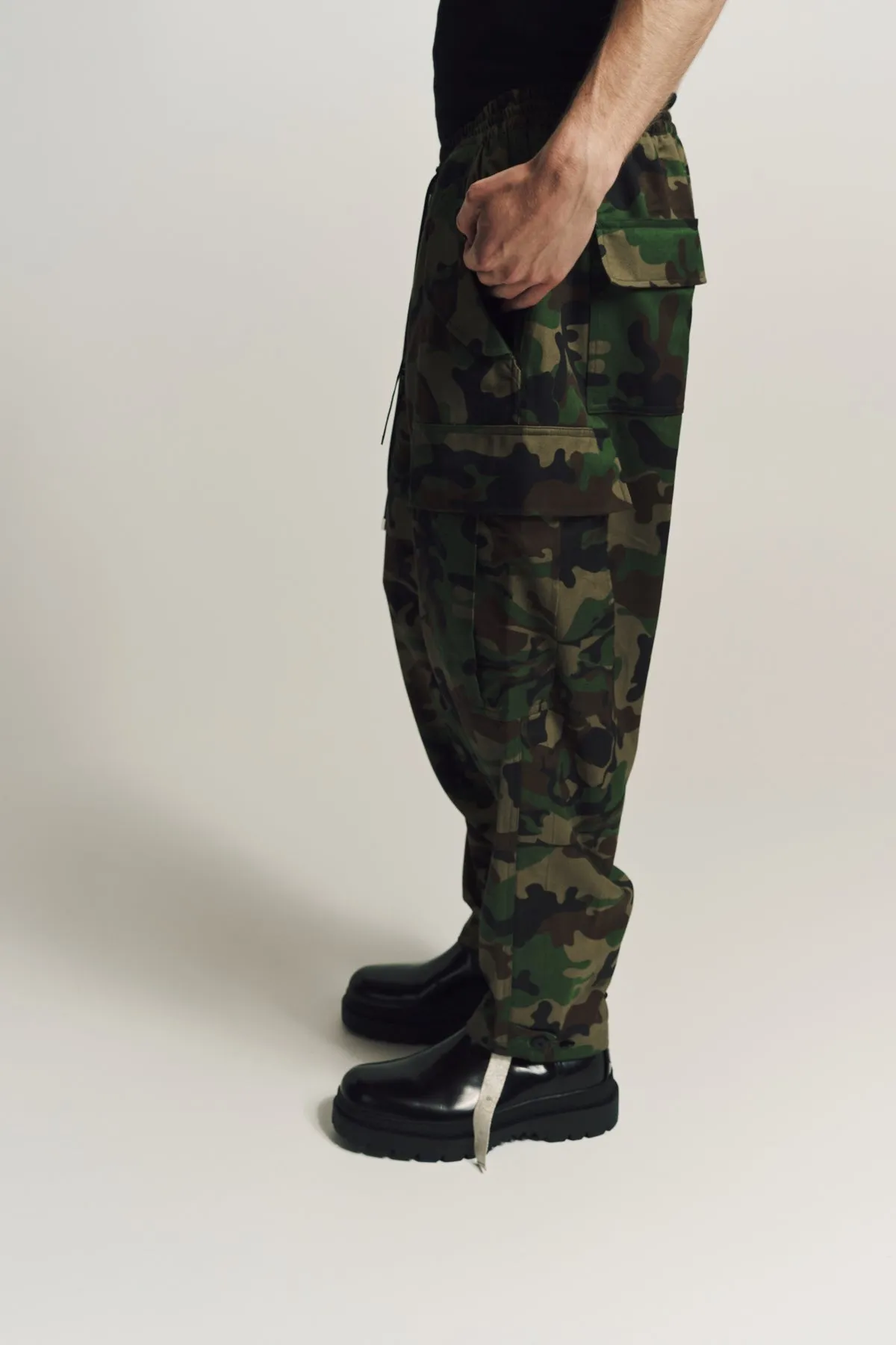 MASTERMIND | WIDE CAMO CARGO PANTS