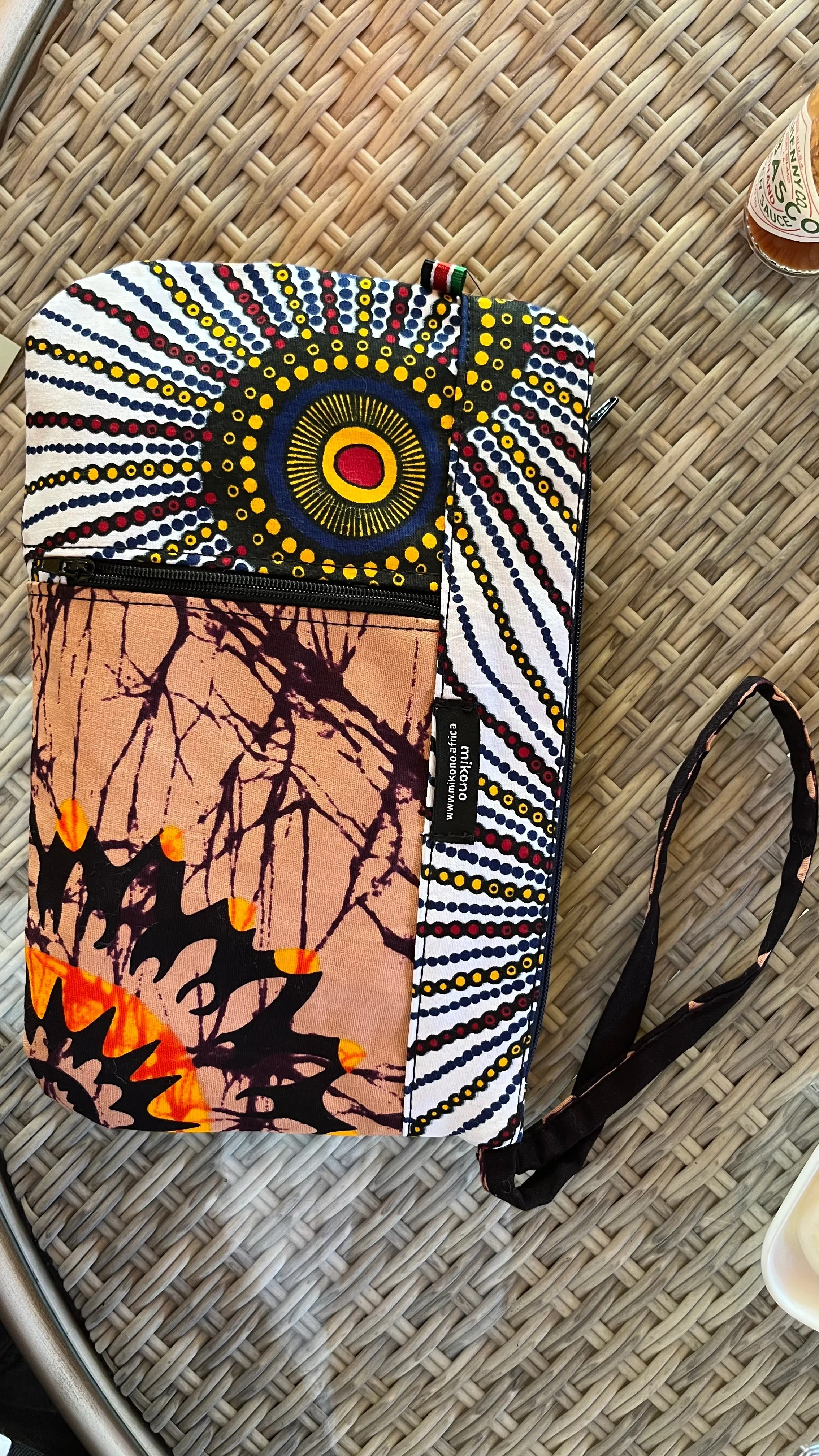 Mikono Zawadi Clutch bag