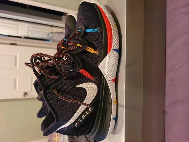 Nike kyrie 5 friends edition