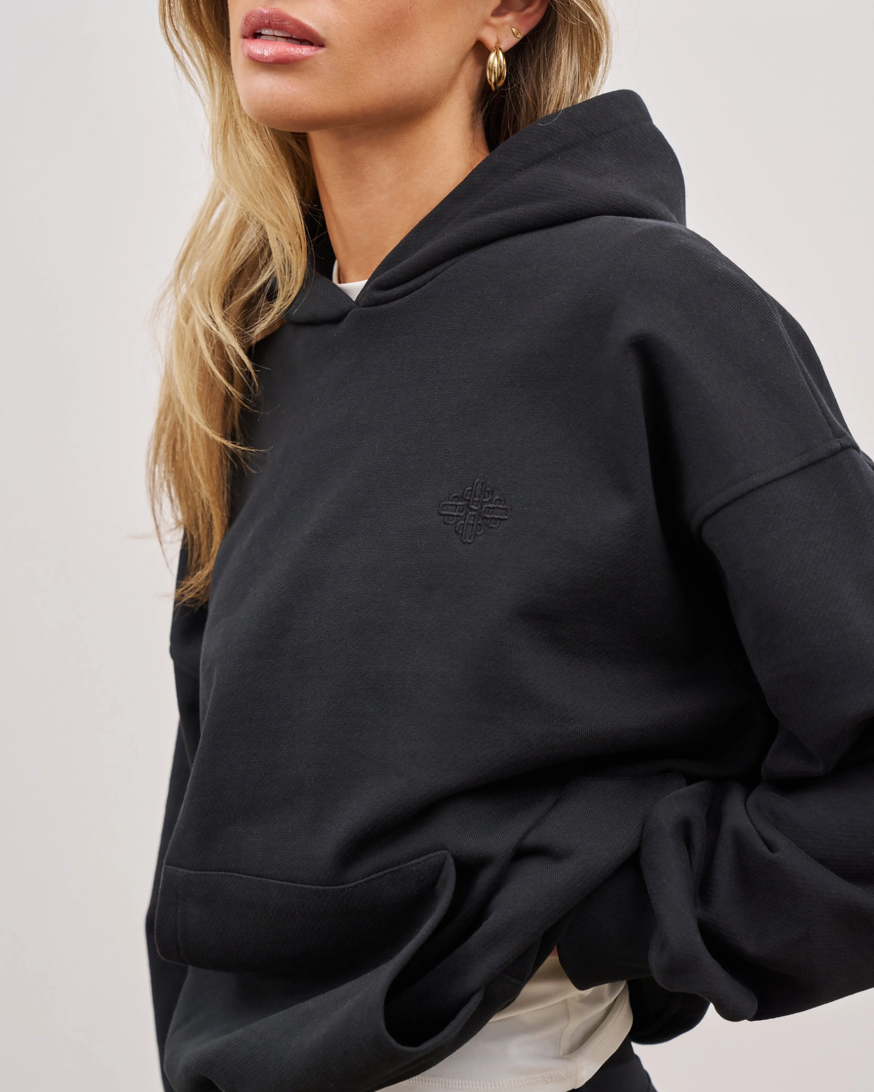 OUTLINE EMBLEM RELAXED HOODIE - BLACK