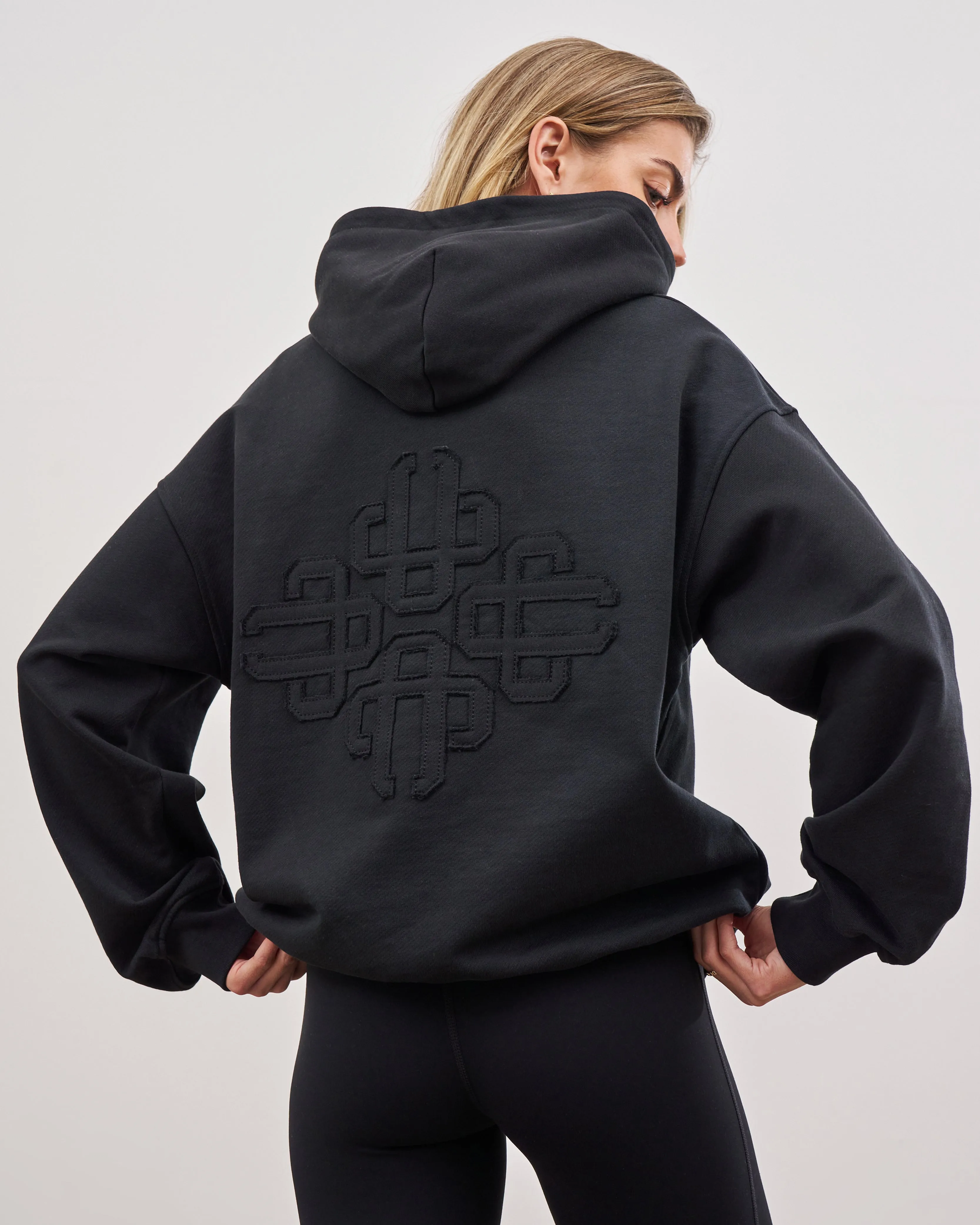 OUTLINE EMBLEM RELAXED HOODIE - BLACK