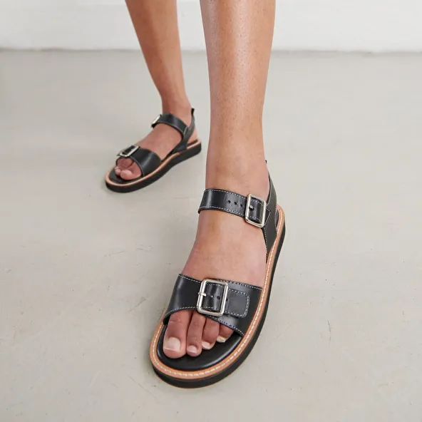 Sandals with adjustable buckles in black leather