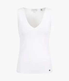 Sarhaa knitted fitted vest in white