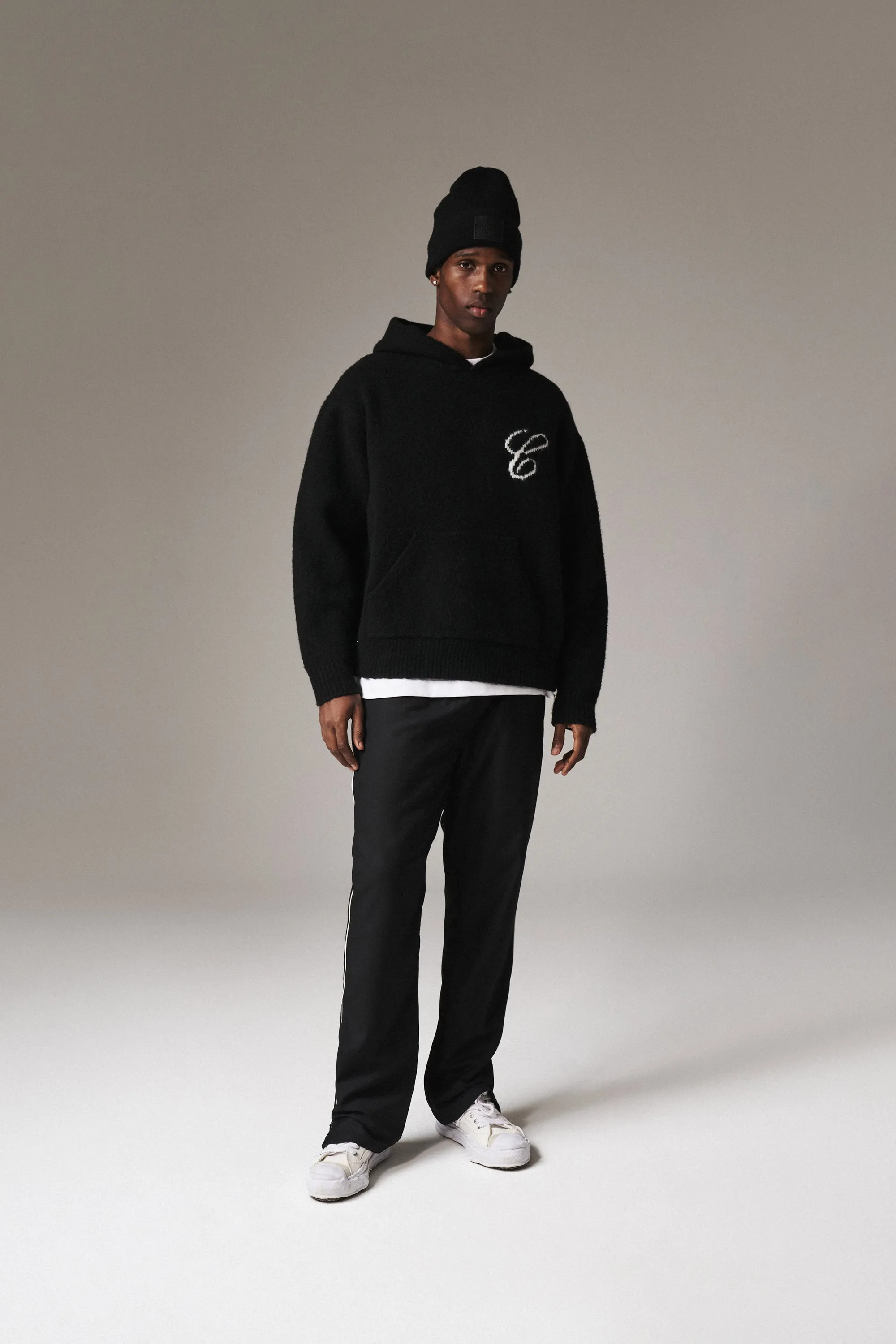 SCRIPT LOGO GRAPHIC KNITTED HOODIE - BLACK