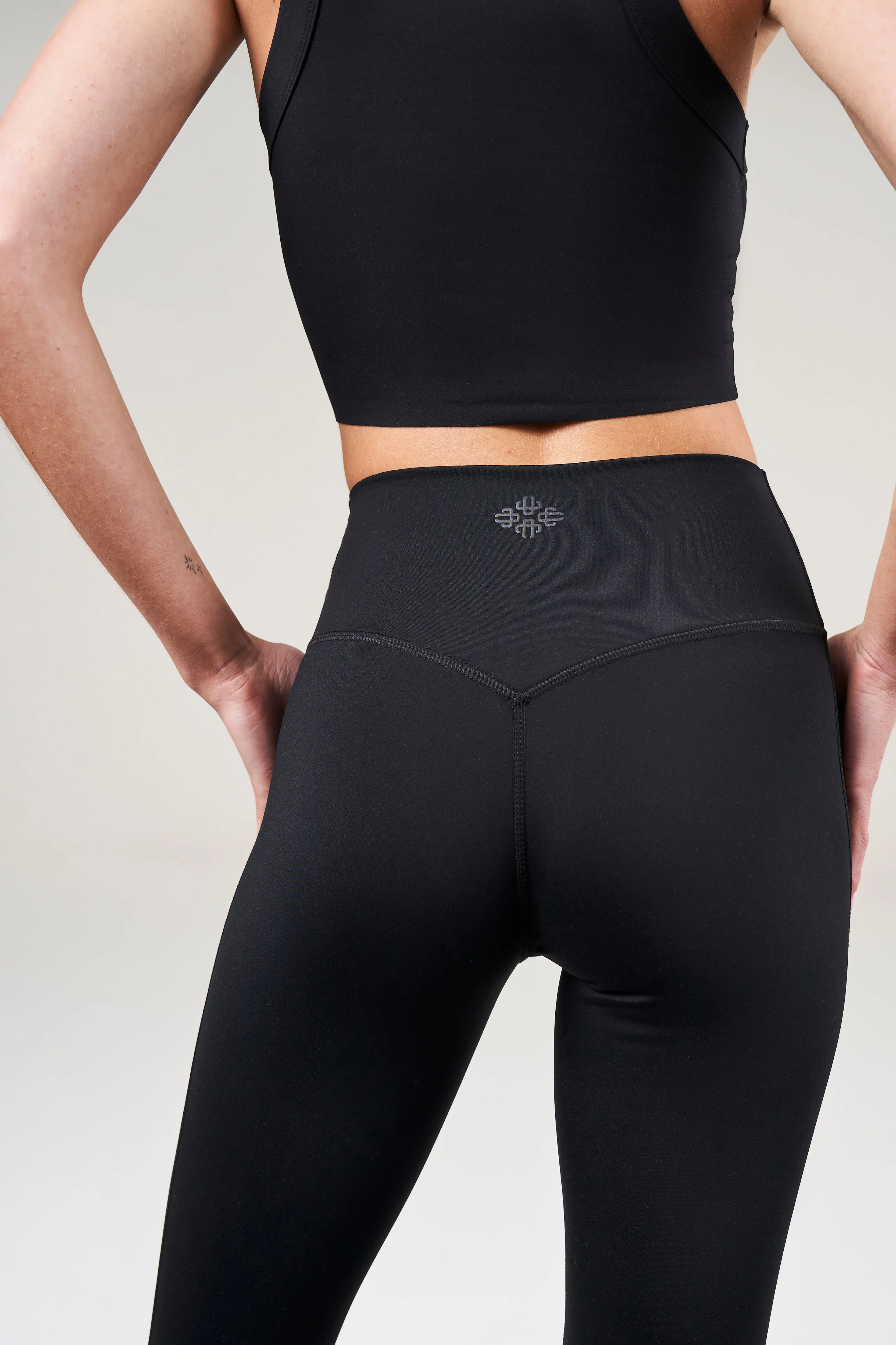 SCULPTING STRETCH EMBLEM LEGGINGS - BLACK
