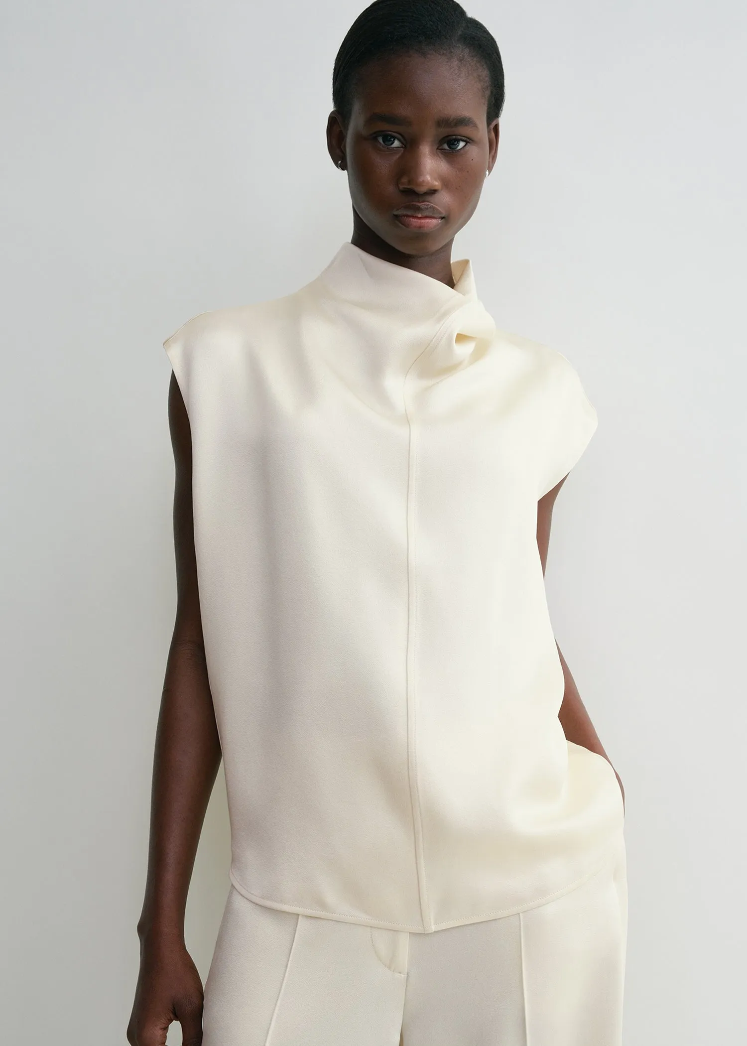 Sleeveless funnel-neck top macadamia