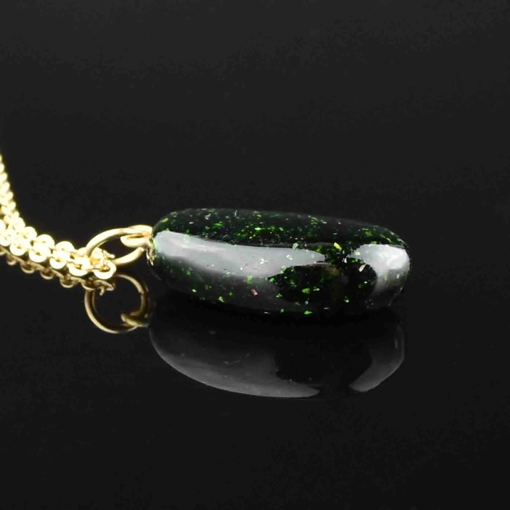 Vintage 18K Gold Green Goldstone Bean Pendant Necklace