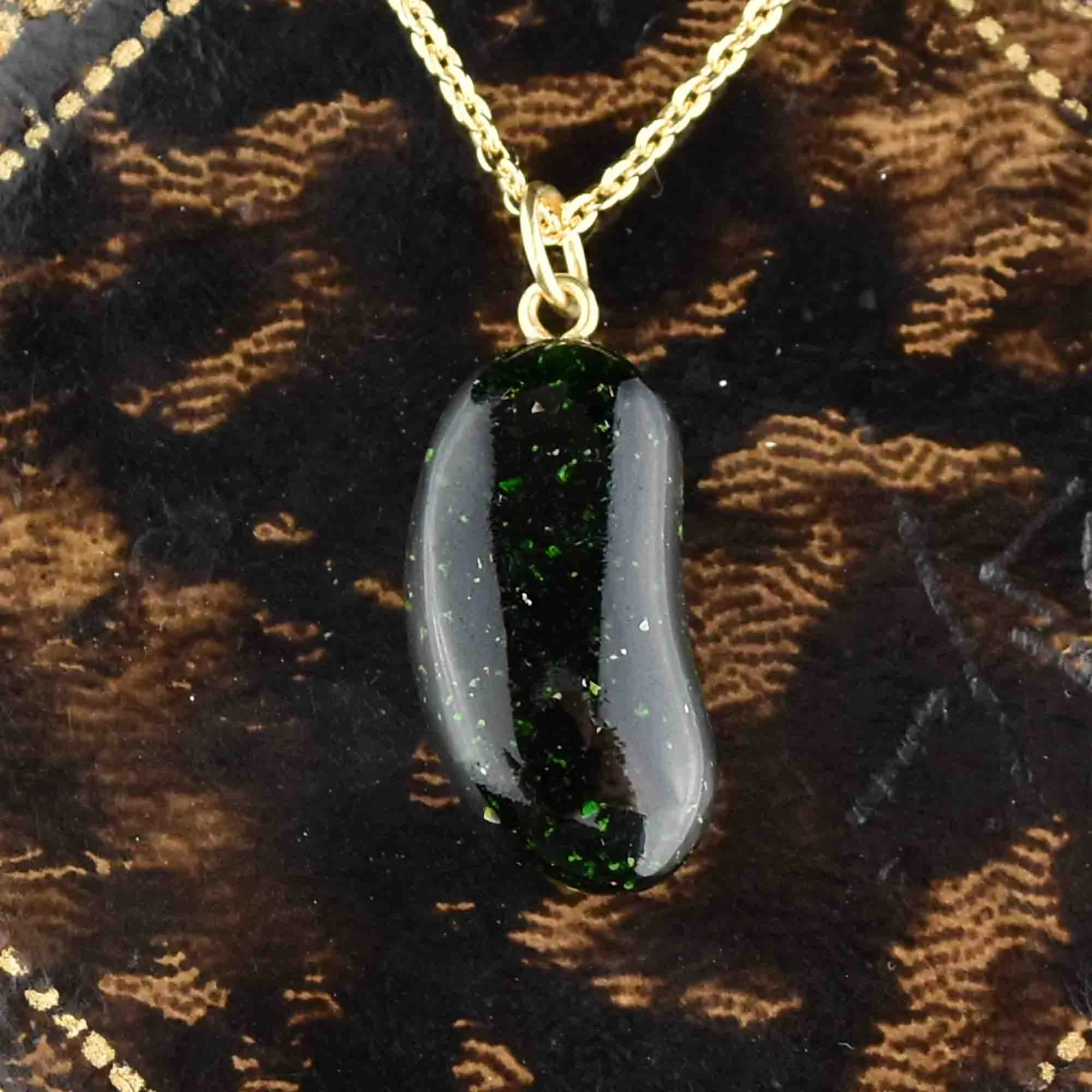 Vintage 18K Gold Green Goldstone Bean Pendant Necklace